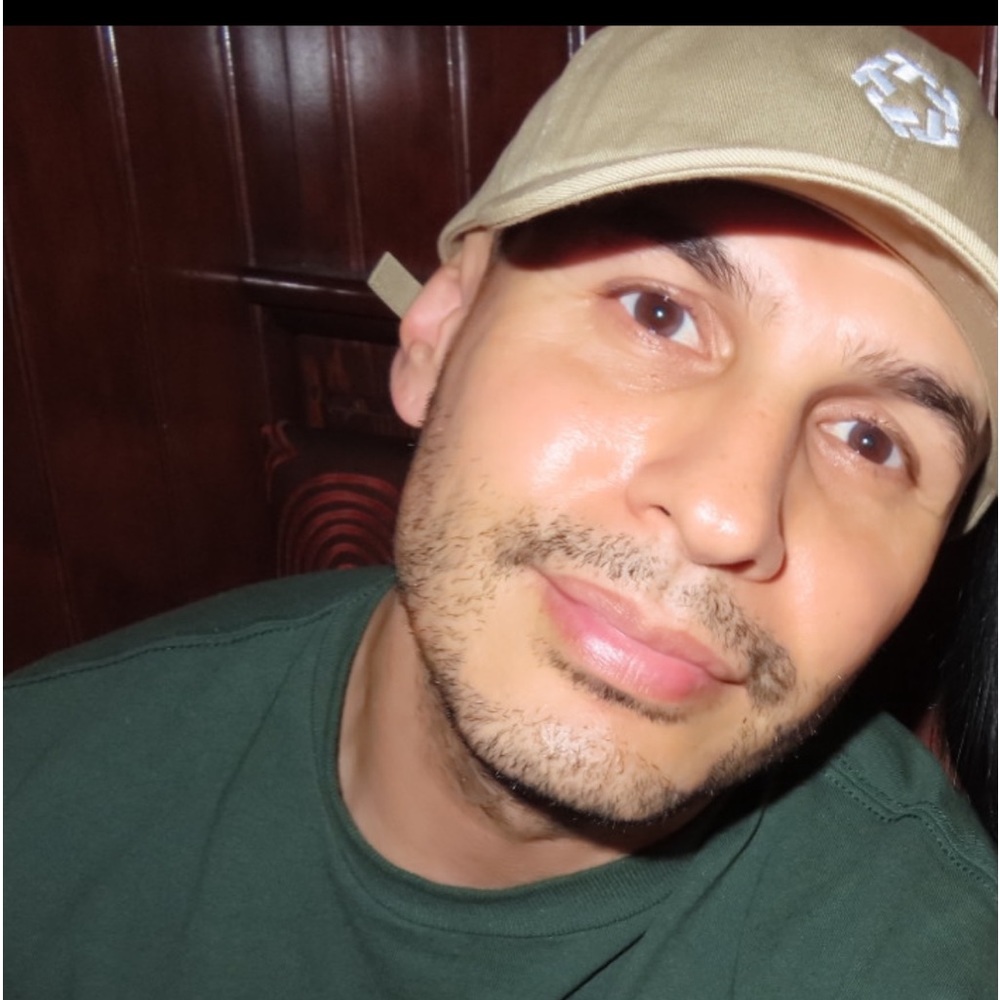 Meet your Posher, Joey… looking for great deals or cheap steals! San Diego, CA.
